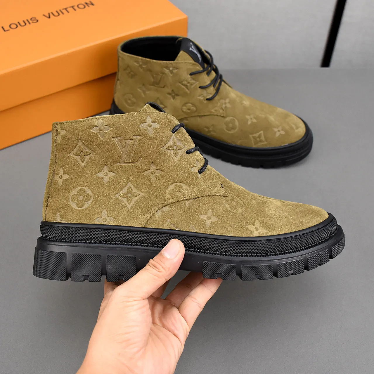 PP leather 230 gross 250👟👟👟LOUIS VUITTON LV donkey brand new thick-soled lace-up big-toe shoes men's casual shoes high-top short boots. These boots are made of waterproof nubuck to create a lightweight and comfortable shoe body. The trendy attitude of being both strong and soft makes it an everyday choice. ✔Upper: imported nubuck leather ✔Lining: sheepskin or wool ✔Outsole: molded outsole Size: 38-44